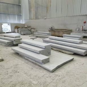 辽宁 整石台阶（大面火烧+侧面自然面），出货前厂内拼装