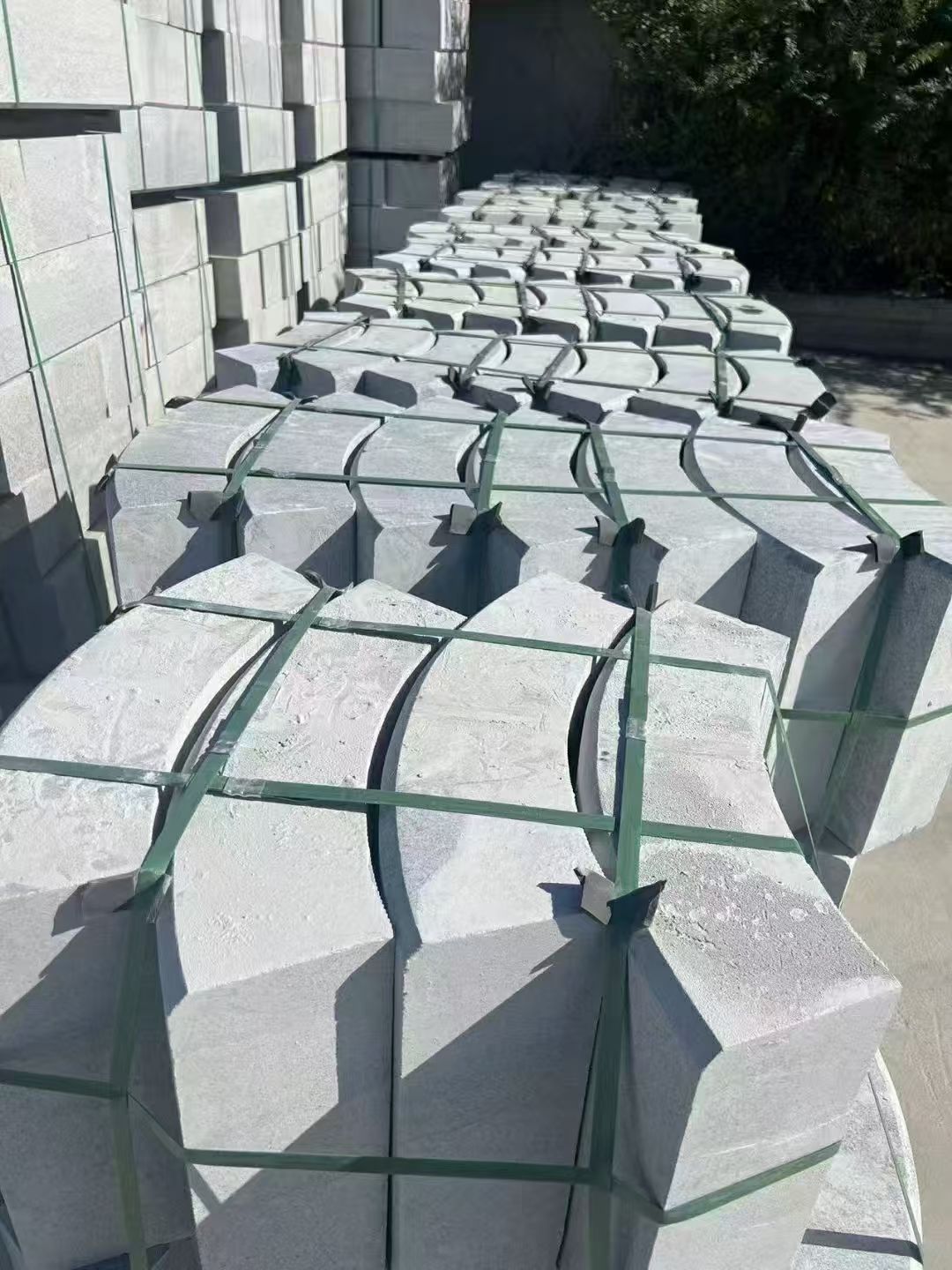 辽宁 芝麻灰弧形路沿石