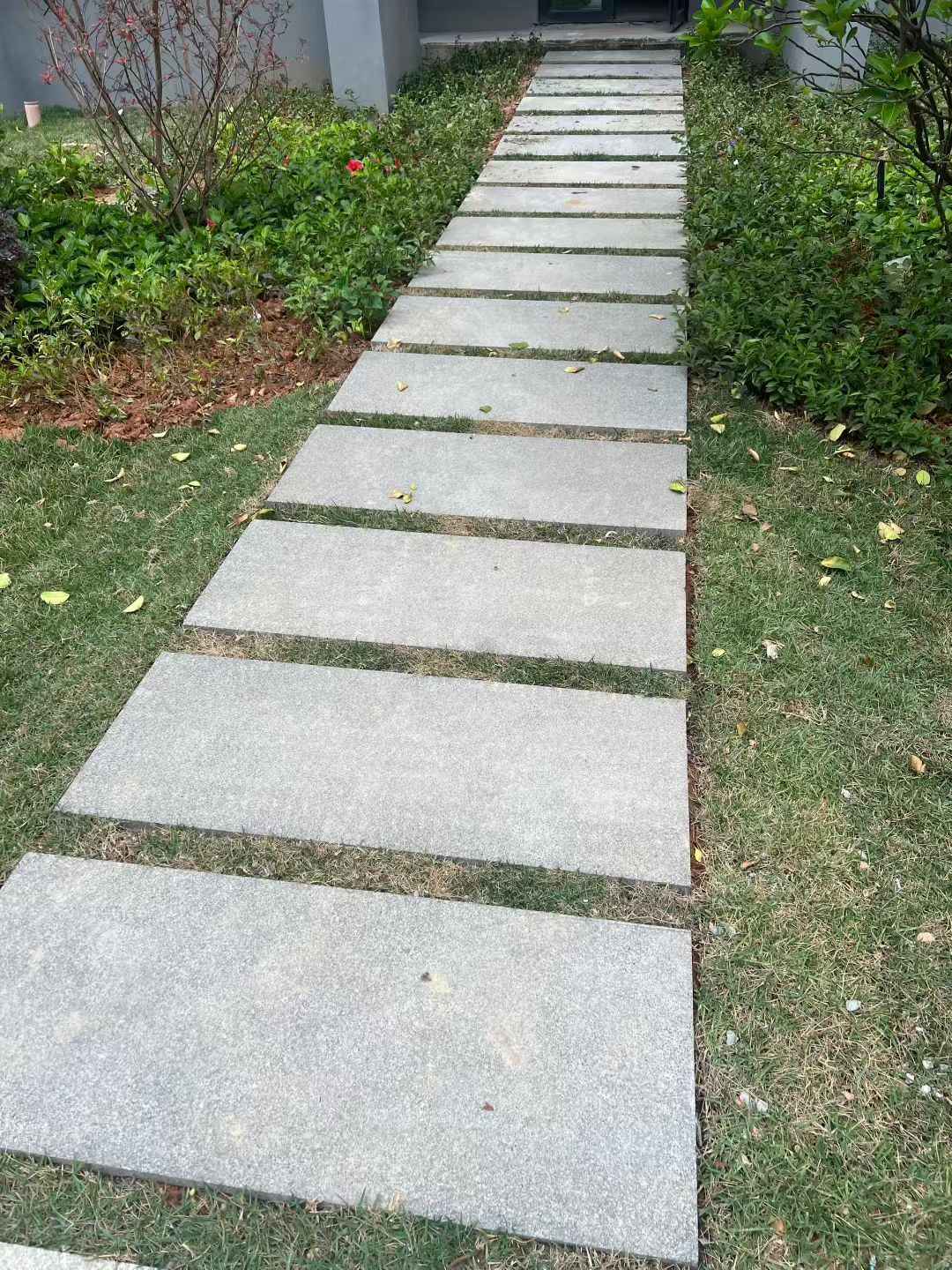 辽宁 芝麻黑小区踏步、汀步石铺装效果