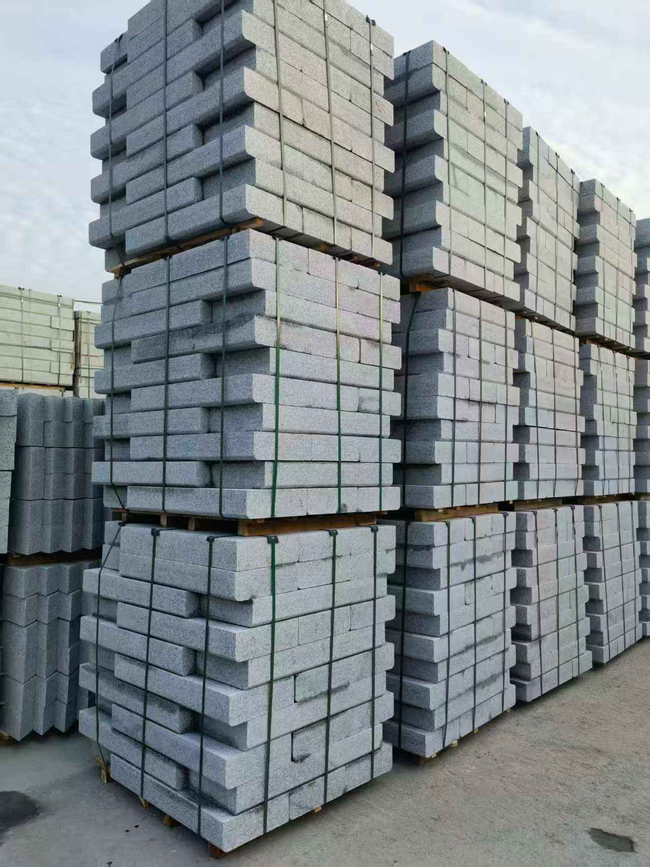 辽宁 路沿石（路侧石），颜色一致，尺寸标准