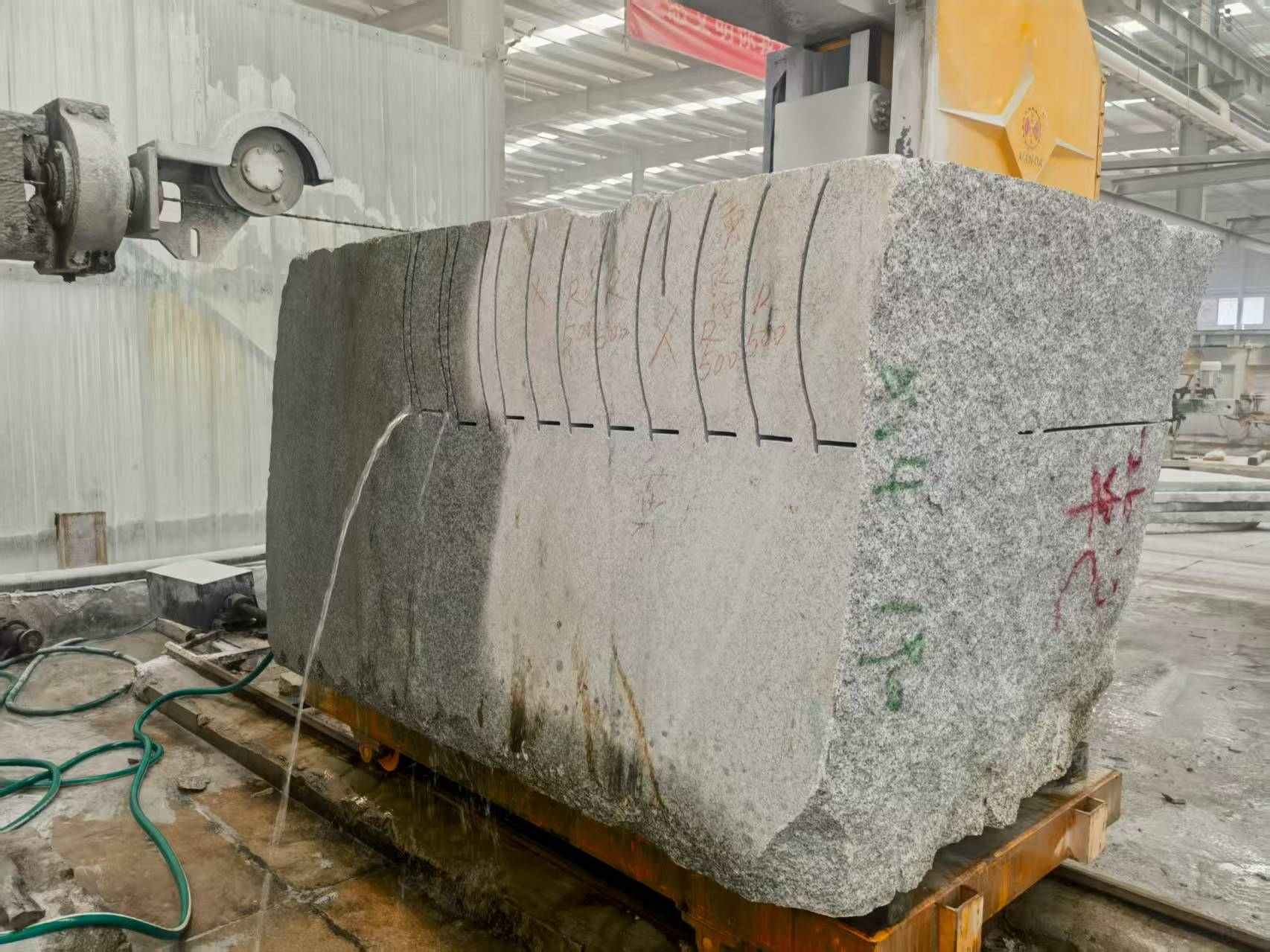 辽宁 602，大花芙蓉白，绳锯加工弧形路沿石