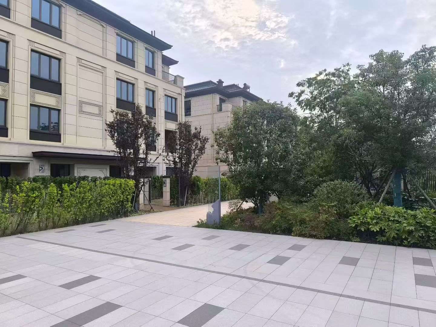 辽宁 芝麻白与芝麻白搭配铺装，尺寸1200*600